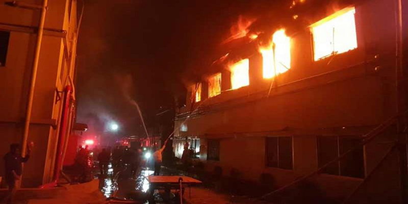 ১২ ঘণ্টা পরও নিয়ন্ত্রণে আসেনি গাজী টায়ার কারখানার আগুন