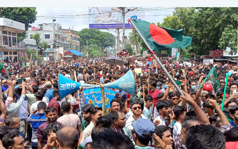 ছাত্র জনতার দখলে ঝিনাইদহের রাজপথ,আহত ৩৭