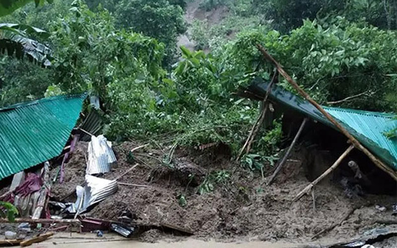কক্সবাজারে পাহাড় ধসে ৬ জনের মৃত্যু