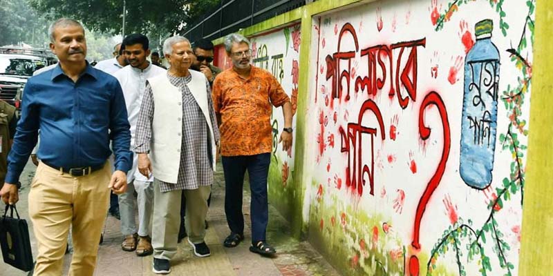 ছাত্র-জনতার অভ্যুত্থানের সময় আঁকা গ্রাফিতি দেখলেন প্রধান উপদেষ্টা