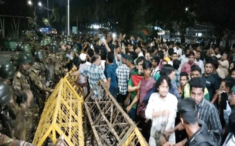 ব্যারিকেড ভেঙে বঙ্গভবনে ঢোকার চেষ্টা আন্দোলনকারীদের