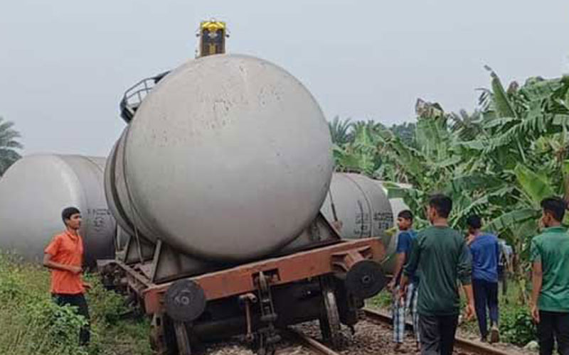 চুয়াডাঙ্গায় তেলবাহী ট্রেনের ট্যাঙ্কার লাইনচ্যুত, খুলনার সঙ্গে রেল যোগাযোগ বন্ধ