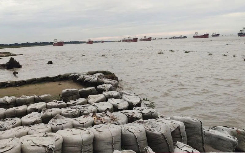 দেশের ১৪টি জেলায় ঘূর্ণিঝড় দানার প্রভাব