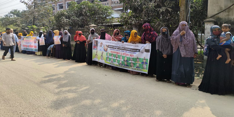 নোয়াখালীতে আদালতের সামনে বিএনপি নেতার খুনিদের ফাঁসির দাবিতে বিক্ষোভ