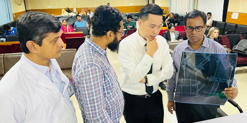 গণ-অভ্যুত্থানে আহতদের চিকিৎসা দিতে ঢাকায় ব্রিটিশ মেডিকেল টিম