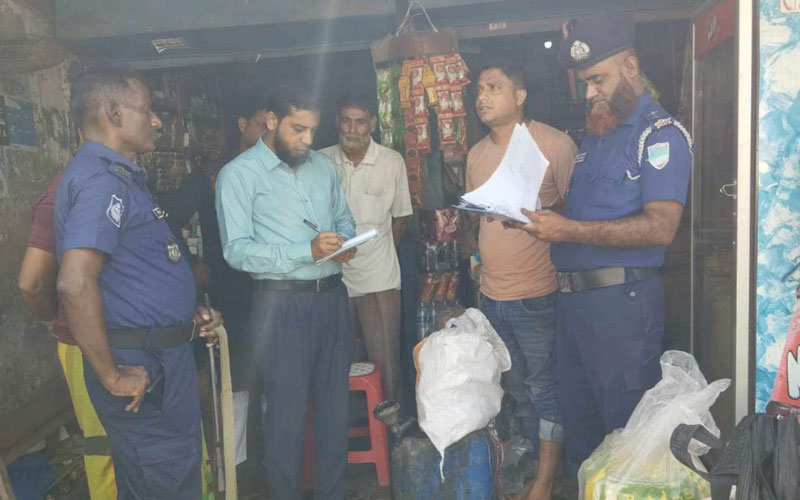 দৌলতপুরে পলিথিন ব্যাগের ব্যবহার বন্ধে  ভ্রাম্যমান আদালতের জরিমানা