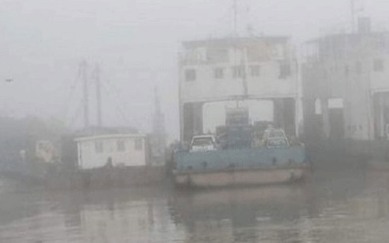 ঘন কুয়াশায় দৌলতদিয়া-পাটুরিয়া নৌরুটে ফেরি চলাচল বন্ধ