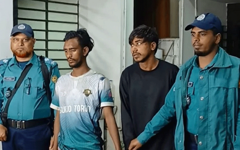 উত্তরায় প্রকাশ্যে দম্পতিকে কোপানো কিশোর গ্যাংয়ের ২ সদস্য আটক