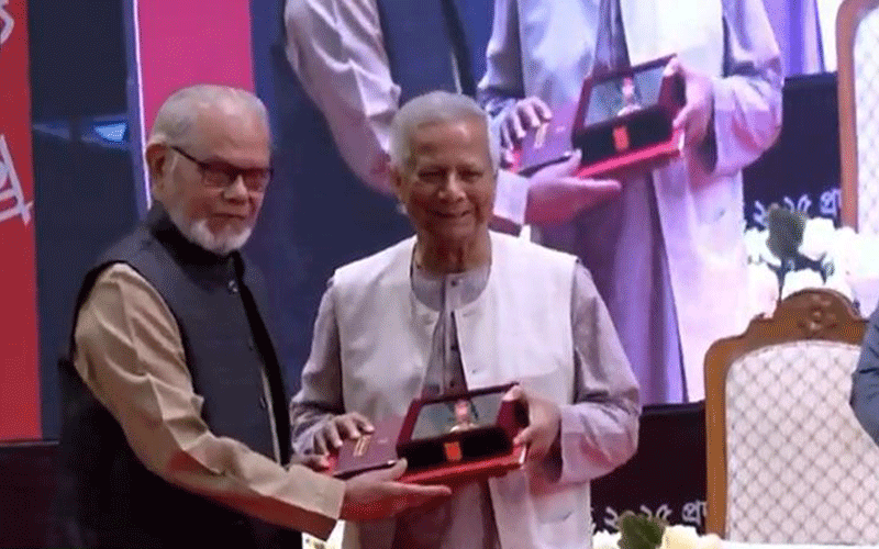 একুশে পদক তুলে দিলেন প্রধান উপদেষ্টা