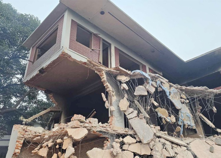 ধানমণ্ডি ৩২ নম্বরের বাড়ির নিচে পানি ছাড়া আর কিছু পায়নি