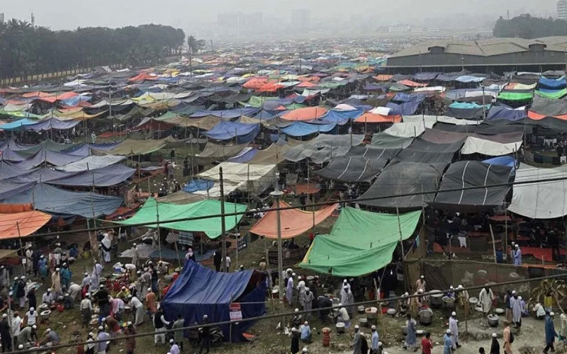 আখেরি মোনাজাত চলাকালে ড্রোন আতঙ্ক