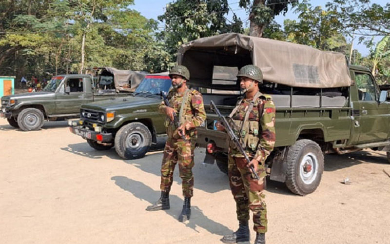 ঝিনাইদহে বোমা থাকার সন্দেহে মেহগনি বাগান ঘিরে রেখেছে যৌথবাহিনী