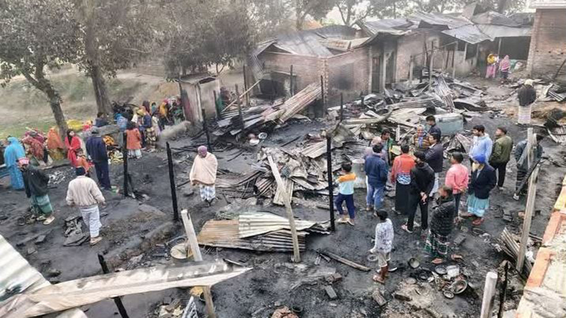সৈয়দপুরে অগ্নিকাণ্ডে ৩২ টি ঘর পুড়ে ছাই