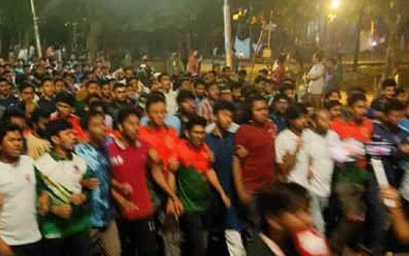 লাকি আক্তারকে গ্রেপ্তারের দাবিতে মধ্যরাতে শাহবাগে ঢাবি শিক্ষার্থীরা