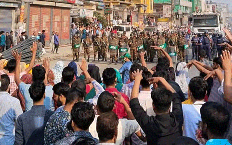 টঙ্গীতে বেতন ও ঈদ বোনাসের দাবিতে শ্রমিকদের মহাসড়ক অবরোধ