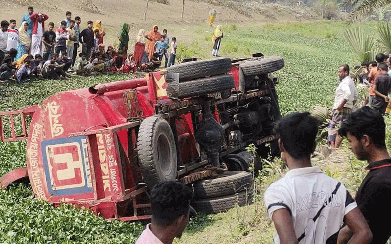দিনাজপুরের হাকিমপুরে তেলবাহী লরি উল্টে দুইজন নিহত