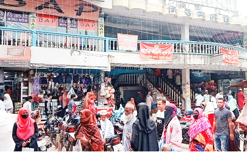 শার্শার ঈদ বাজারে কেনাকাটায় ক্রেতার উপচে পড়া ভিড়