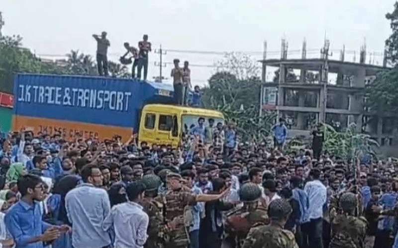 কুমিল্লায় পলিটেকনিক শিক্ষার্থীদের মহাসড়ক অবরোধ, সংঘর্ষে আহত ১২