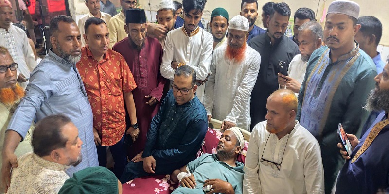 আ.লীগের নেতাকর্মীদের হামলার শিকার বিএনপি নেতার শয্যার পাশে ব্যারিস্টার সায়েম