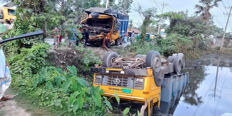 দাঁড়িয়ে থাকা ট্রাকের পিছনে বালুভর্তি ট্রাকের ধাক্কা, নিহত ২
