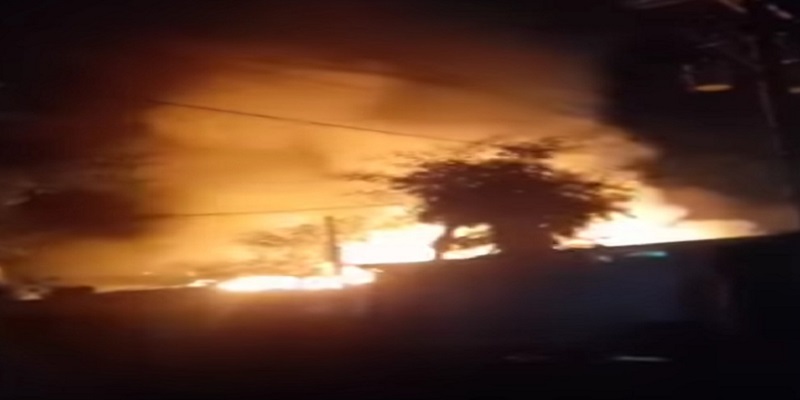 নোয়াখালীতে আগুনে পুড়ল ৮টি দোকান