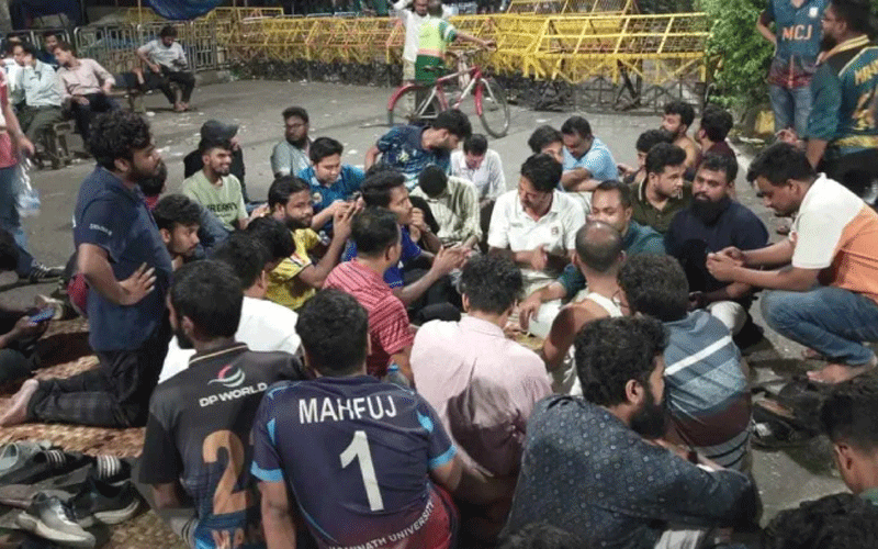দ্বিতীয় দিনেও অনড় অবস্থানে জবি শিক্ষার্থীরা