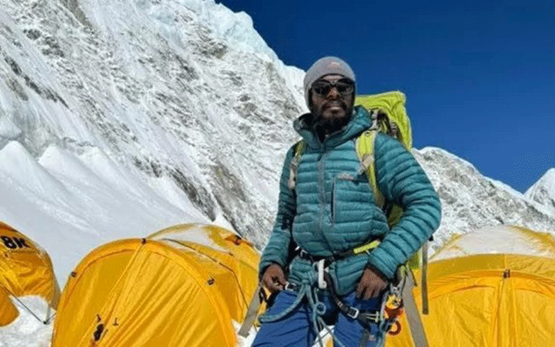 সপ্তম বাংলাদেশি হিসেবে এভারেস্টের চূড়ায় ইকরামুল হাসান শাকিল