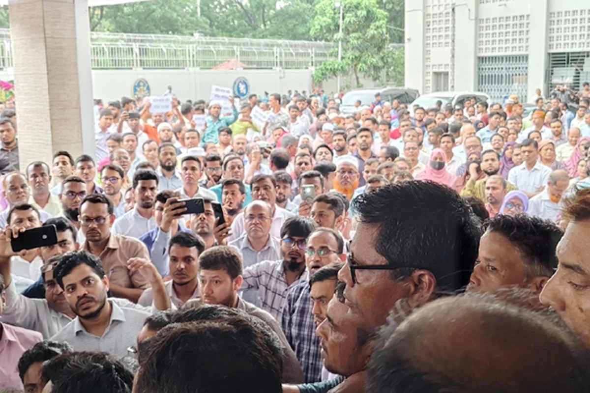 সচিবালয়ে কর্মকর্তা-কর্মচারীদের বিক্ষোভ