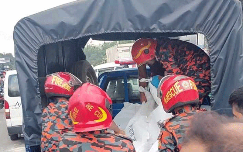 বনানীতে ট্রাকচাপায় ২ মোটরসাইকেল আরোহী নিহত