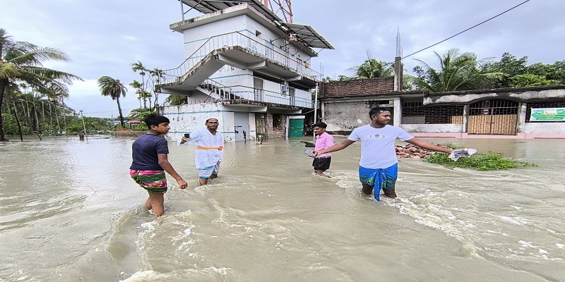 নোয়াখালীতে বৃষ্টি ও জোয়ারের পানিতে দুর্ভোগ-আতঙ্ক