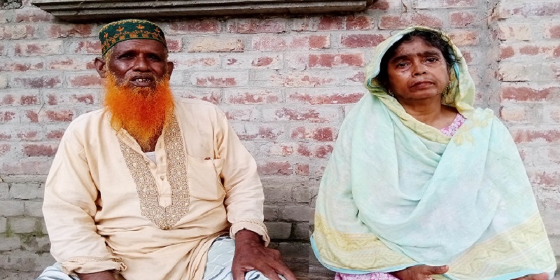 ডোমারে ছেলের হাতে নির্যাতনের শিকার হয়ে বৃদ্ধ বাবা-মা খোলা আকাশের নিচে