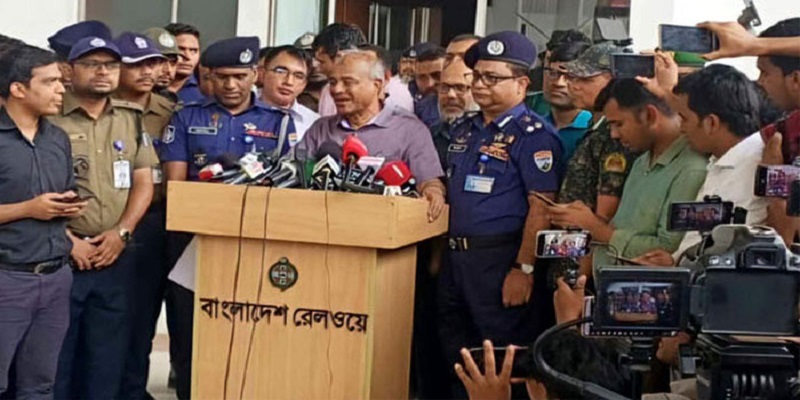 এবার ট্রেনের টিকিট কালোবাজারি হয়নি: স্বরাষ্ট্র উপদেষ্টা