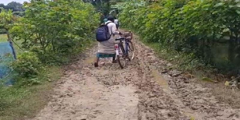 চলাচলে আধুনিকতার ছোঁয়া লাগেনি শার্শার মাটিপুকুরে