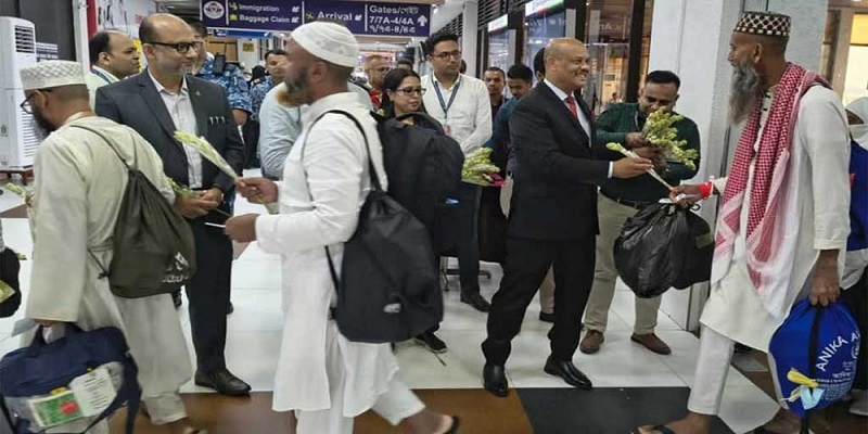 হজ সেরে প্রথম ফ্লাইটে দেশে ফিরলেন ৩৭৭ জন