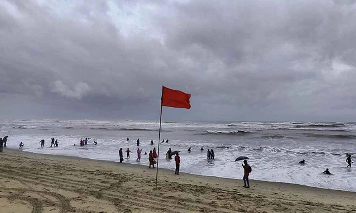 চার সমুদ্রবন্দরে ৩ নম্বর সতর্ক সংকেত