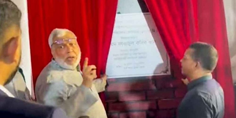 ‘এটা কি আমার বাপের টাকায় করছে’, ফলকে নাম দেখে উপদেষ্টা ফাওজুল কবির