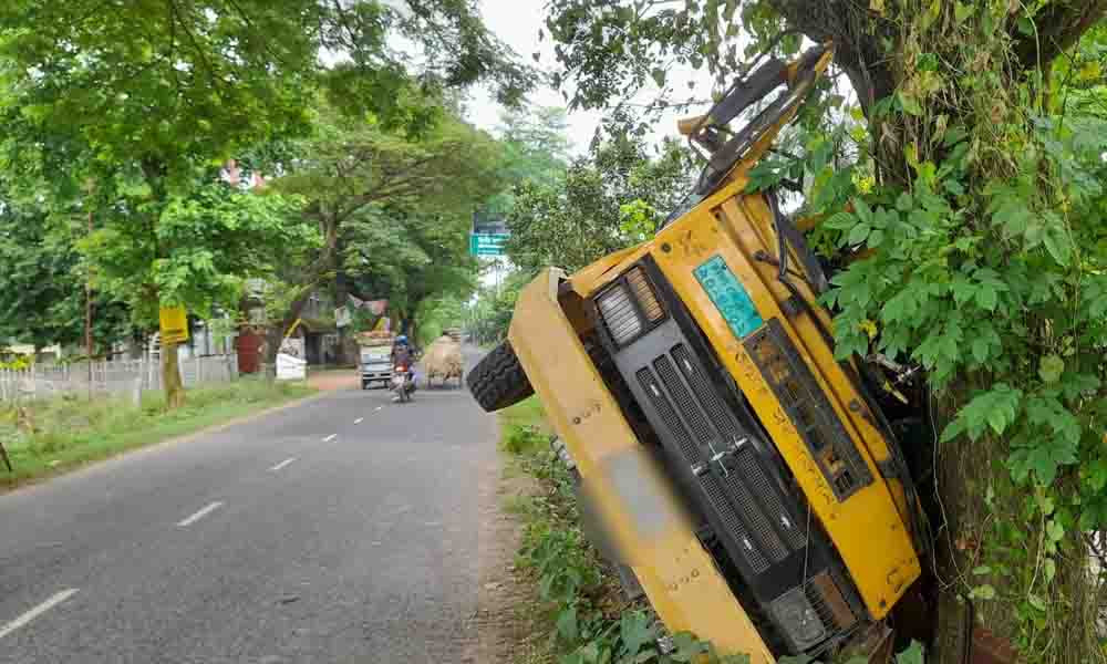 চুয়াডাঙ্গায় নিয়ন্ত্রণ হারিয়ে ট্রাক উল্টে প্রাণ গেল চালকের