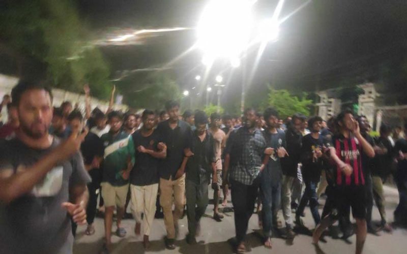 মধ্যরাতে বুয়েট শিক্ষার্থীদের বিক্ষোভ