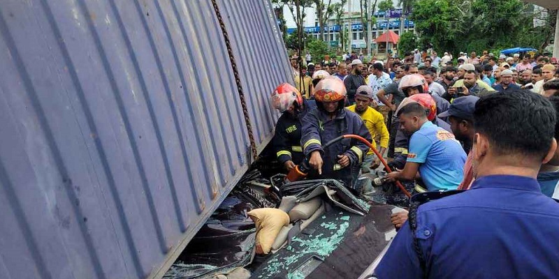 কাভার্ডভ্যান উল্টে প্রাইভেটকারের ওপর, একই পরিবারের ৪ জন নিহত