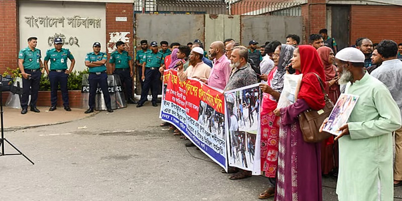 আল্টিমেটাম দিয়ে সড়ক ছাড়লেন জুলাই শহিদের স্বজন ও আহতরা