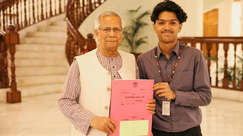 মেঘের হাতে পূর্বাচলের প্লটের দলিল তুলে দিলেন প্রধান উপদেষ্টা