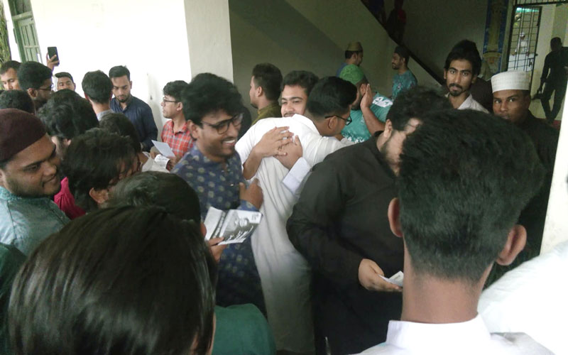 ডাকসু নির্বাচন: ছুটির দিনেও প্রচারণায় ব্যস্ত প্রার্থীরা