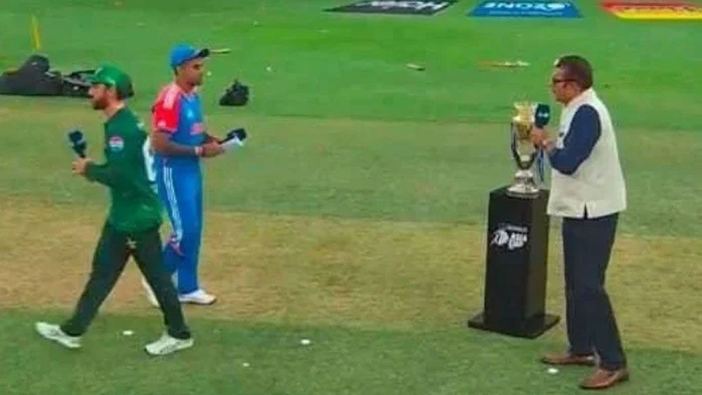 ভারতের ক্রিকেটাররা হাত না মেলানোর প্রতিবাদে যা করলেন পাকিস্তান অধিনায়ক