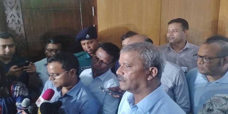 গুজব-গুঞ্জন নিয়ে বিচলিত হওয়ার কিছু নেই: আইন উপদেষ্টা